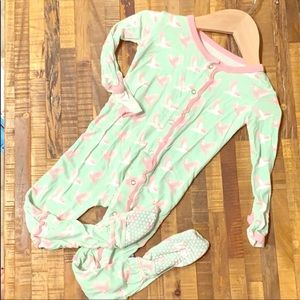 KicKee Pants Ruffle Footie with snaps 12-18M